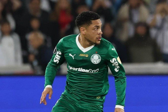 Vitor Roque voltará da França em avião com Leila Pereira para reforçar Palmeiras contra Vitória