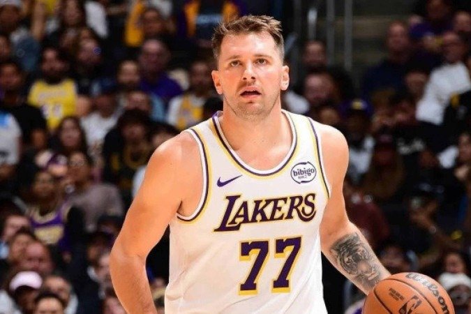 Doncic faz 'triple-double' em vitória dos Lakers sobre Miami Heat na NBA