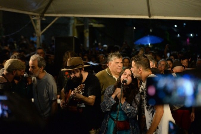 Uma tenda foi montada próximo ao cruzamento das ruas, onde artistas se reuniram para uma 'Cantoria em homenagem' a Lô Borges