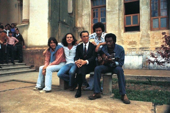 Lô Borges, Fernando Brant, Juscelino Kubitschek, Marcio Borges e Milton Nascimento em frente ao Seminário de Diamantina
       -  (crédito: Juvenal Pereira/Arquivo O Cruzeiro/EM)