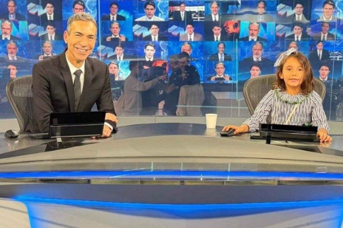 Tralli posta foto com filha na bancada do JN: 'Tia Renata não vai ficar brava?'