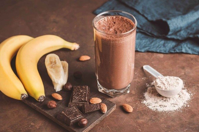 Vitamina de banana com cacau e amêndoas (Imagem: Farion_O | Shutterstock) - (crédito: EdiCase) Vitamina de banana com cacau e amêndoas (Imagem: Farion_O | Shutterstock) - (crédito: EdiCase)
