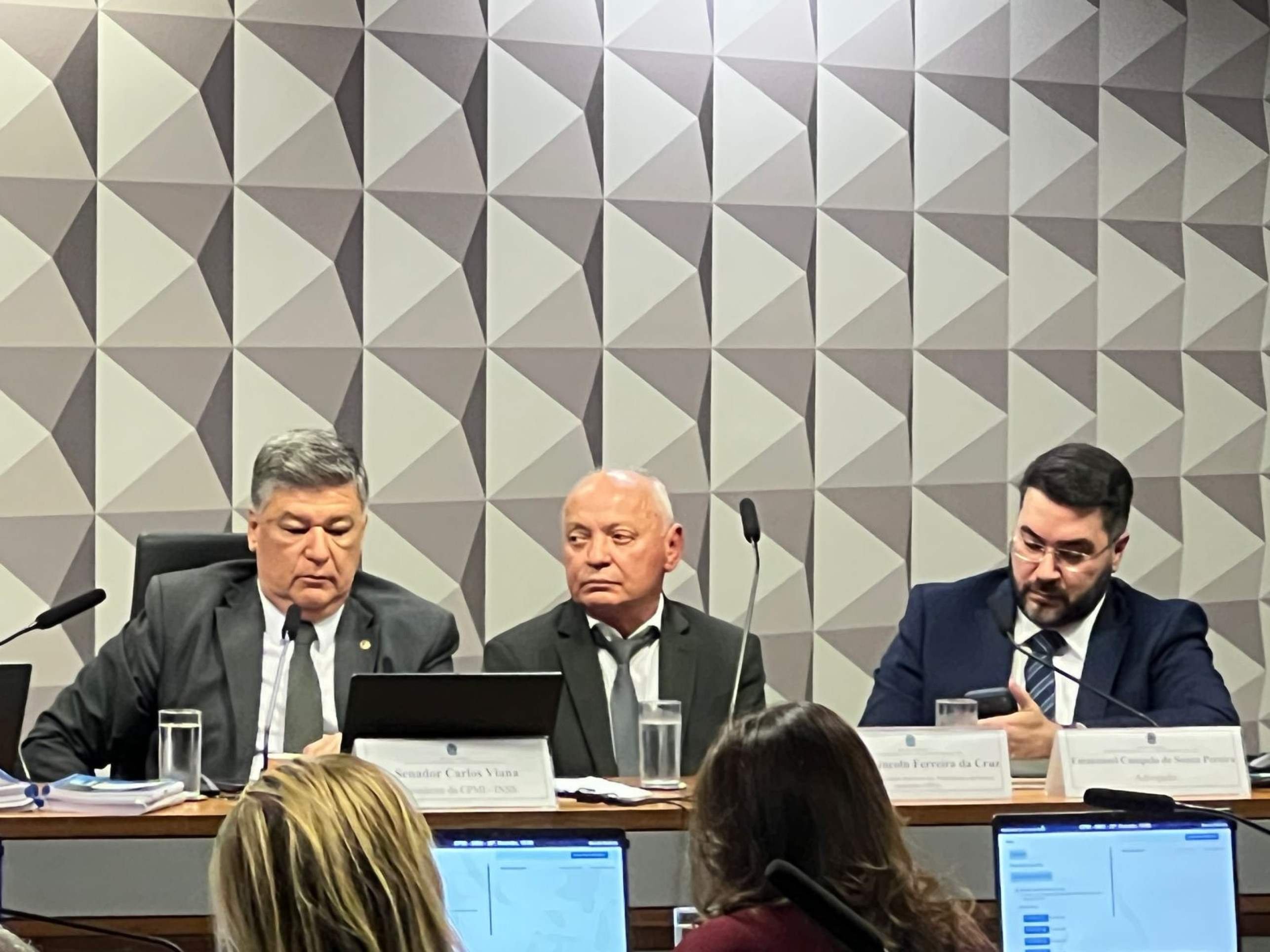 Relator  pressiona depoente sobre prisão e sessão é suspensa nos primeiros minutos 