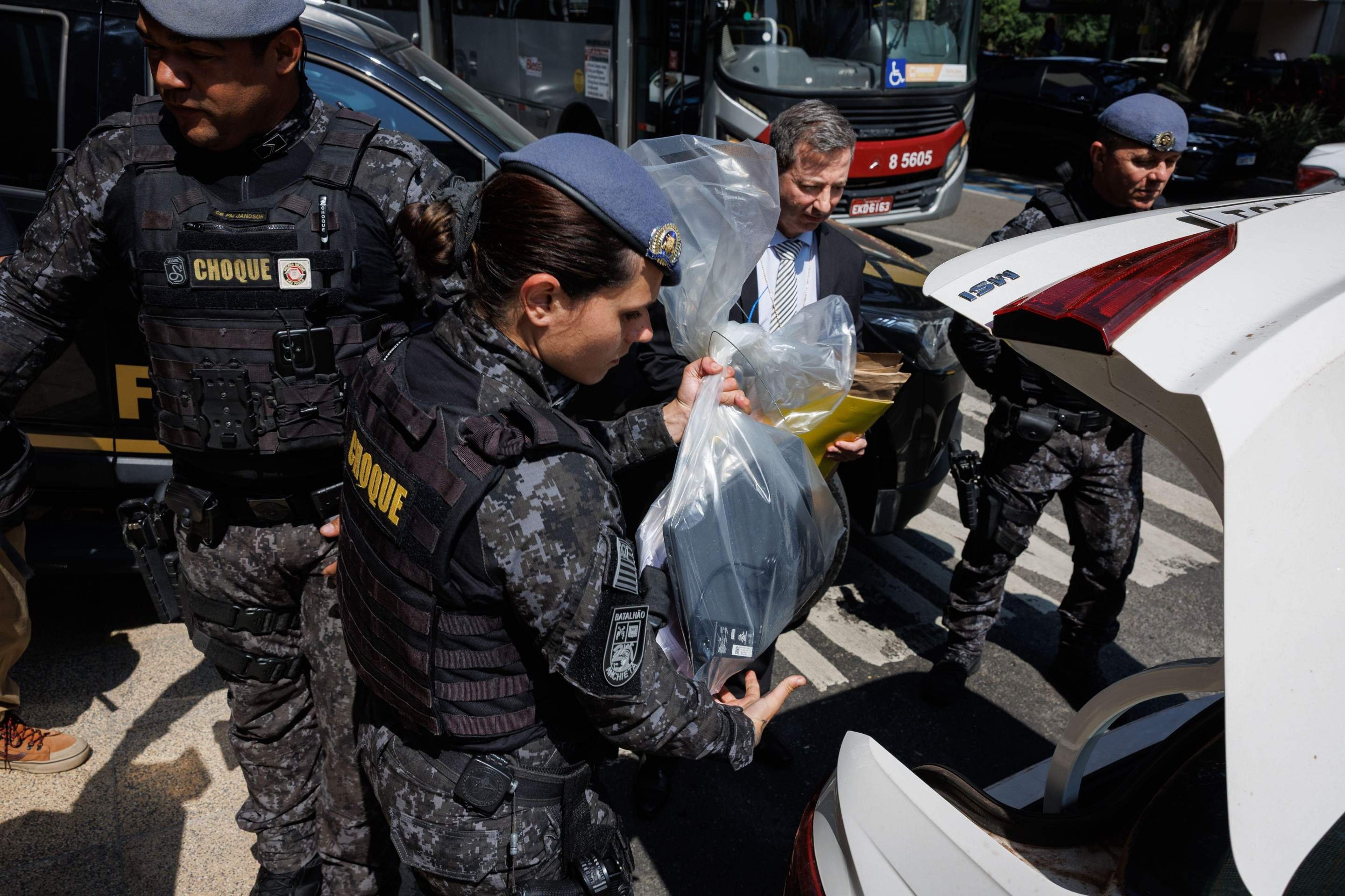 Projetos de lei que equiparam facções a grupos terroristas ganharam impulso após megaoperação policial no Rio de Janeiro na semana passada -  (crédito: EPA)