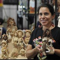 Hilda participa há 10 anos do evento com esculturas femininas em barro -  (crédito: Marcelo Ferreira/CB/D.A Press)