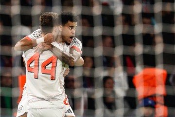 Luis Díaz brilhou com dois gols no Parque dos Príncipes, recebeu cartão vermelho, mas não comprometeu a a vitória por 2 x 1 - (crédito: Franck Fife/AFP) Luis Díaz brilhou com dois gols no Parque dos Príncipes, recebeu cartão vermelho, mas não comprometeu a a vitória por 2 x 1 - (crédito: Franck Fife/AFP)