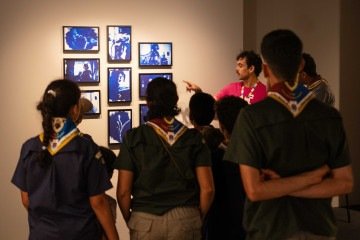 Público pode fazer visitas guiadas nas exposições