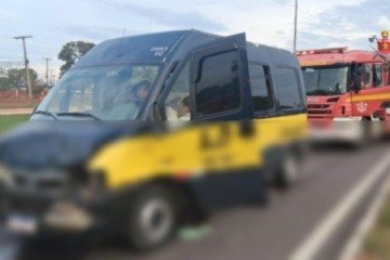Van escolar se envolve em sinistro de trânsito com um carro no Setor Policial Sul - (crédito: CBMDF/Divulgação) Van escolar se envolve em sinistro de trânsito com um carro no Setor Policial Sul - (crédito: CBMDF/Divulgação)