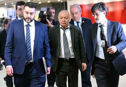 Abraão Lincoln foi acompanhado por policiais legislativos após o depoimento à CPMI do INSS, que terminou já na madrugada de terça-feira -  (crédito:  Carlos Moura/Agência Senado )