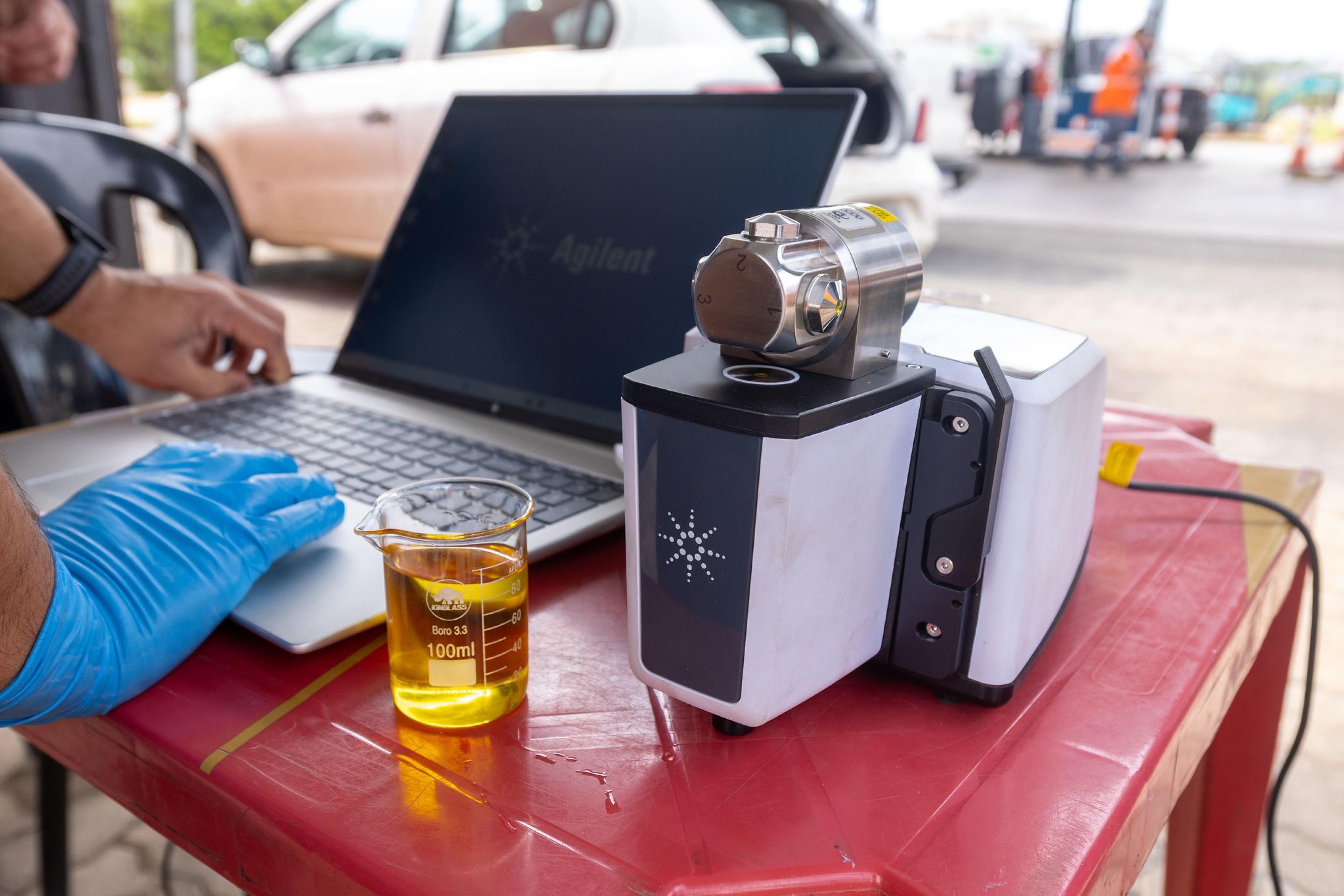 Equipamento detecta adulteração na gasolina no momento da fiscalização