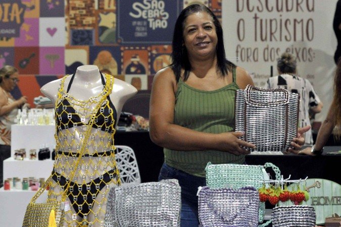 Ana Cláudia faz arte
sustentável com
lacres de alumínio 