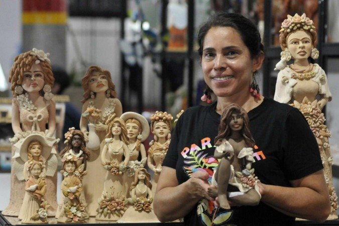 Hilda participa há 10 anos do evento com esculturas femininas em barro -  (crédito: Marcelo Ferreira/CB/D.A Press)