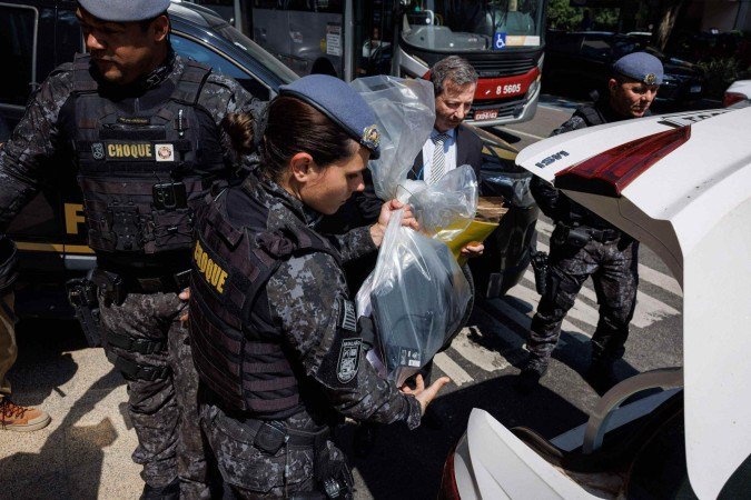 Projetos de lei que equiparam facções a grupos terroristas ganharam impulso após megaoperação policial no Rio de Janeiro na semana passada - (crédito: EPA) Projetos de lei que equiparam facções a grupos terroristas ganharam impulso após megaoperação policial no Rio de Janeiro na semana passada - (crédito: EPA)