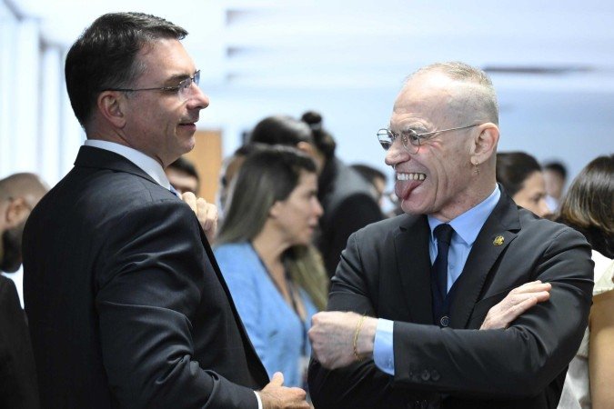 A oposição tentou emplacar Flávio Bolsonaro (E) como relator. Contarato (D) promete comandar CPI com independência e transparência  -  (crédito: Andressa Anholete/Agência Senado)