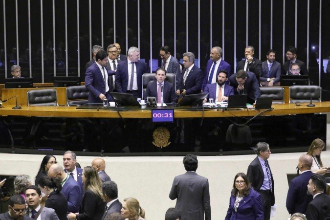 A proposta também eleva os vencimentos básicos de servidores ocupantes de cargos comissionados e de funções de confiança -  (crédito:  Kayo Magalhaes/Câmara dos Deputados)