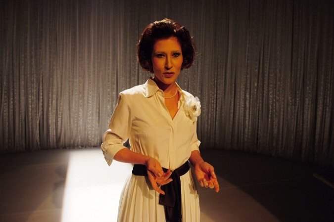 Beth Goulart vive quatro personagens, inclusive a escritora