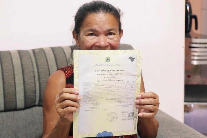 Maria Imaculada Conceição, 70 anos, recebe Certidão de Nascimento - (crédito: Millin Albuquerque/Defensoria Pública do Ceará ) Maria Imaculada Conceição, 70 anos, recebe Certidão de Nascimento - (crédito: Millin Albuquerque/Defensoria Pública do Ceará )