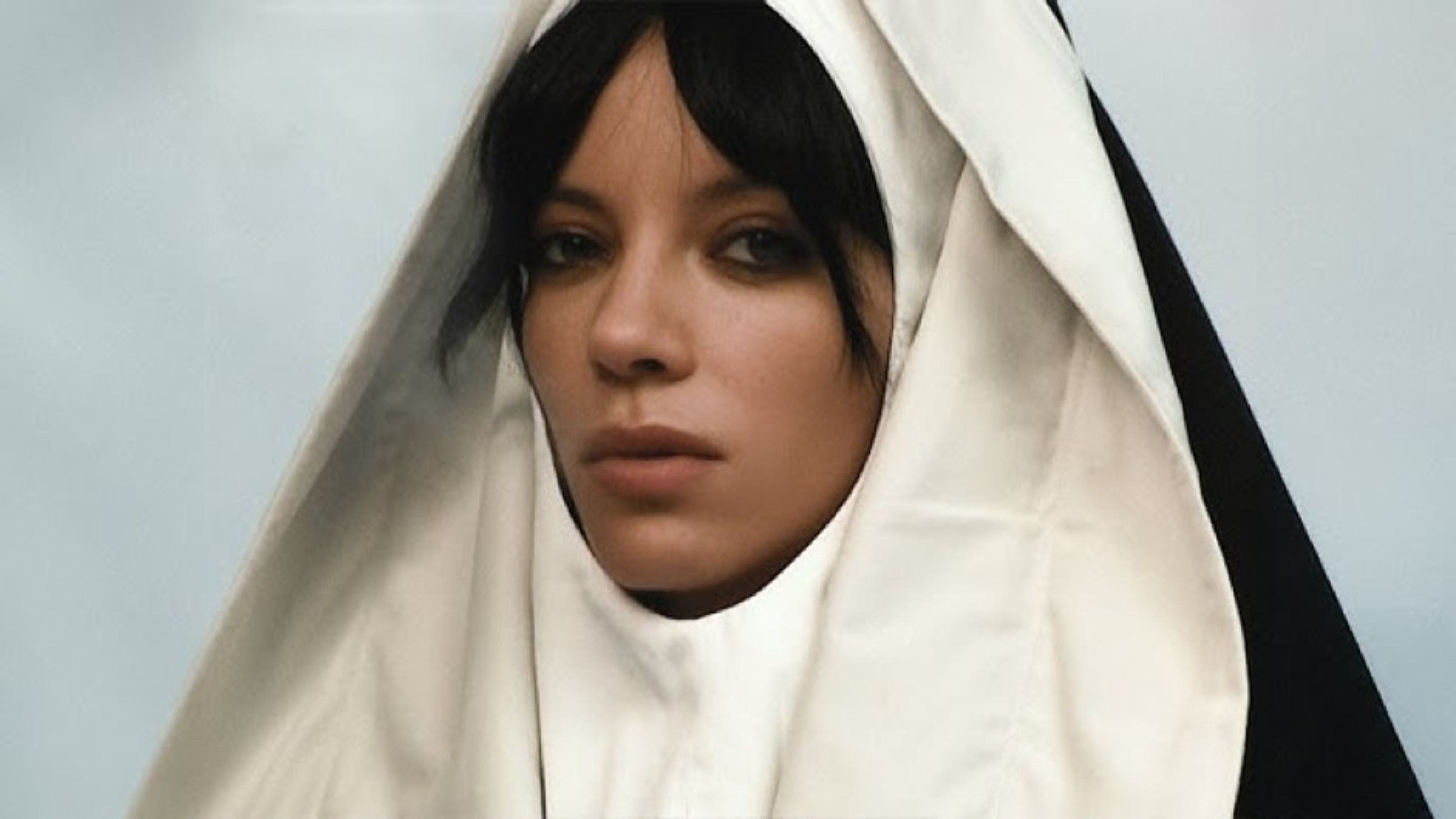 Lily Allen lança “West End Girl” após sete anos e expõe feridas