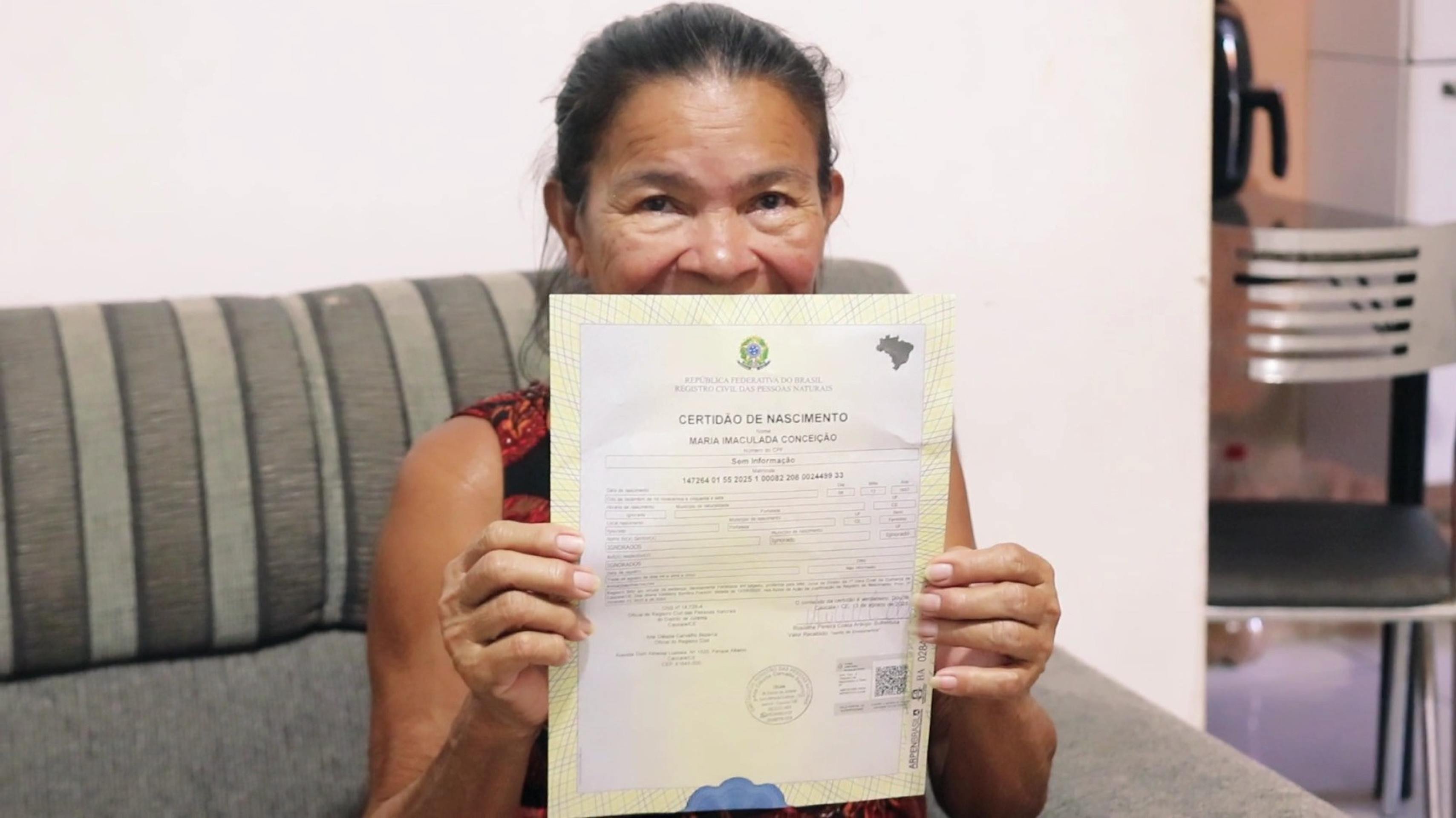 Idosa de 70 anos ganha documento de identidade pela primeira vez