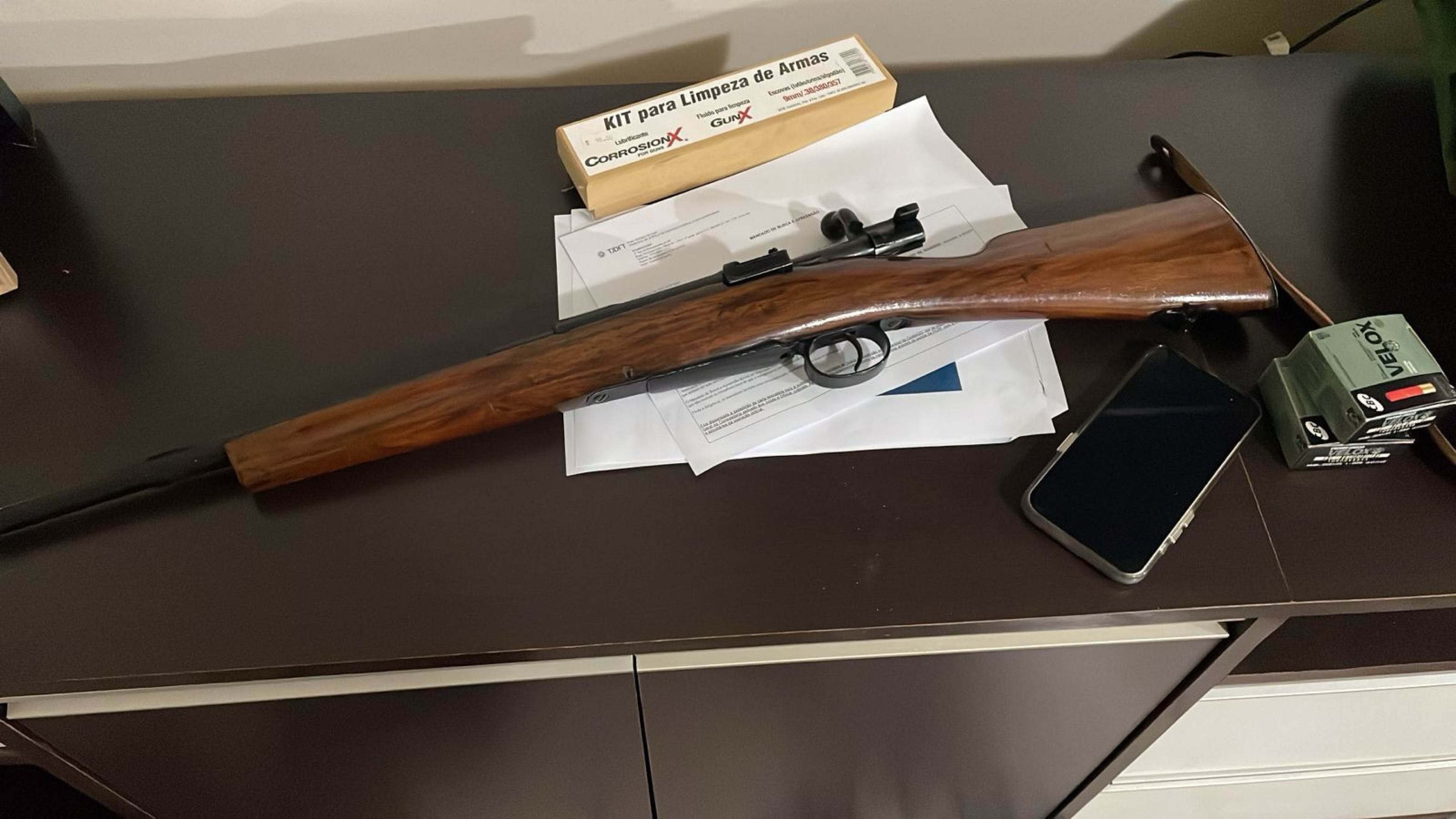 Ação cumpriu mandados de prisão e mirou empresas de fachada usadas para lavar dinheiro e vender armas de uso restrito