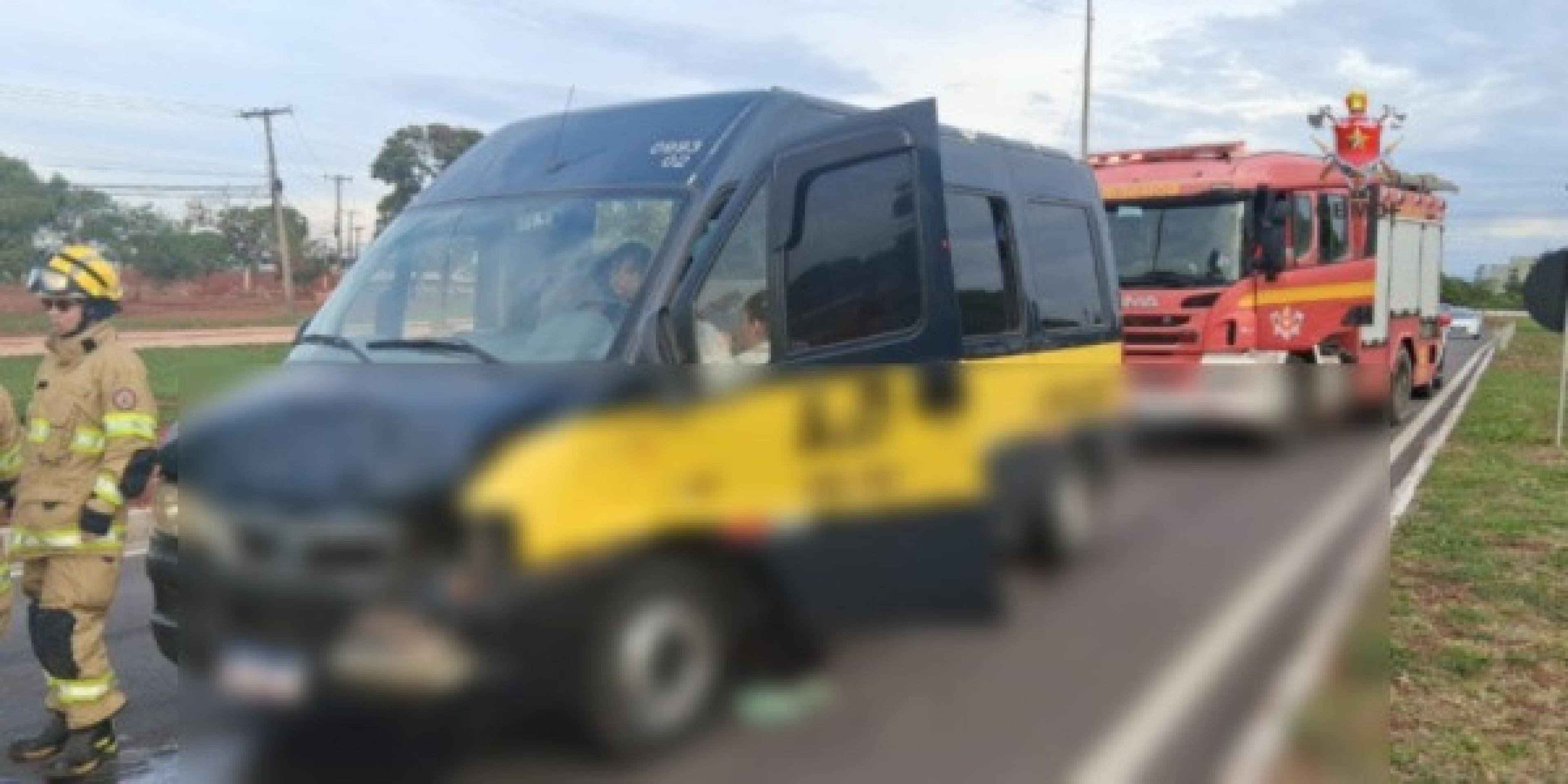 Van escolar se envolve em colisão e deixa duas adolescentes feridas