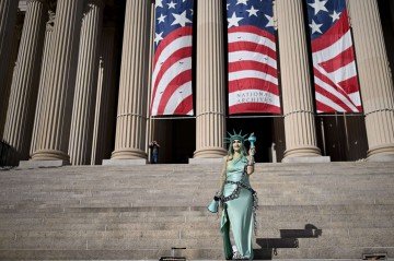 Manifestante vestida de Estátua da Liberdade protesta em Washington