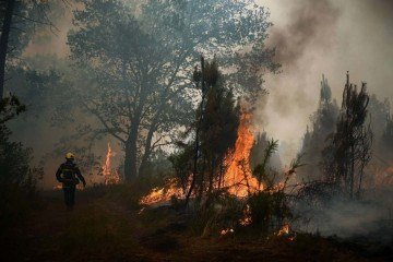 Incêndios florestais de muita gravidade e imensa extensão, como este na França, têm se tornado cada vez mais comuns — e assustadores — na Europa devido às mudanças climáticas - (crédito: AFP) Incêndios florestais de muita gravidade e imensa extensão, como este na França, têm se tornado cada vez mais comuns — e assustadores — na Europa devido às mudanças climáticas - (crédito: AFP)