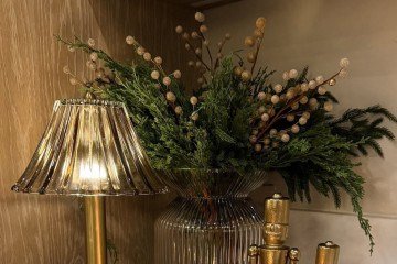 O aparador, a mesa de centro ou o lavabo podem carregar a magia natalina 