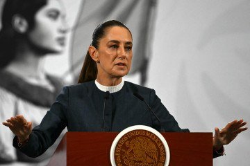 A presidente do México, Claudia Sheinbaum, discursa durante sua coletiva de imprensa diária       -  (crédito: CARL DE SOUZA / AFP)