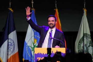 O candidato à prefeitura de Nova York, Zohran Mamdani, comemora durante um evento na noite da eleição no Brooklyn Paramount Theater, no Brooklyn, Nova York, em 4 de novembro de 2025 - (crédito: ANGELA WEISS / AFP) O candidato à prefeitura de Nova York, Zohran Mamdani, comemora durante um evento na noite da eleição no Brooklyn Paramount Theater, no Brooklyn, Nova York, em 4 de novembro de 2025 - (crédito: ANGELA WEISS / AFP)