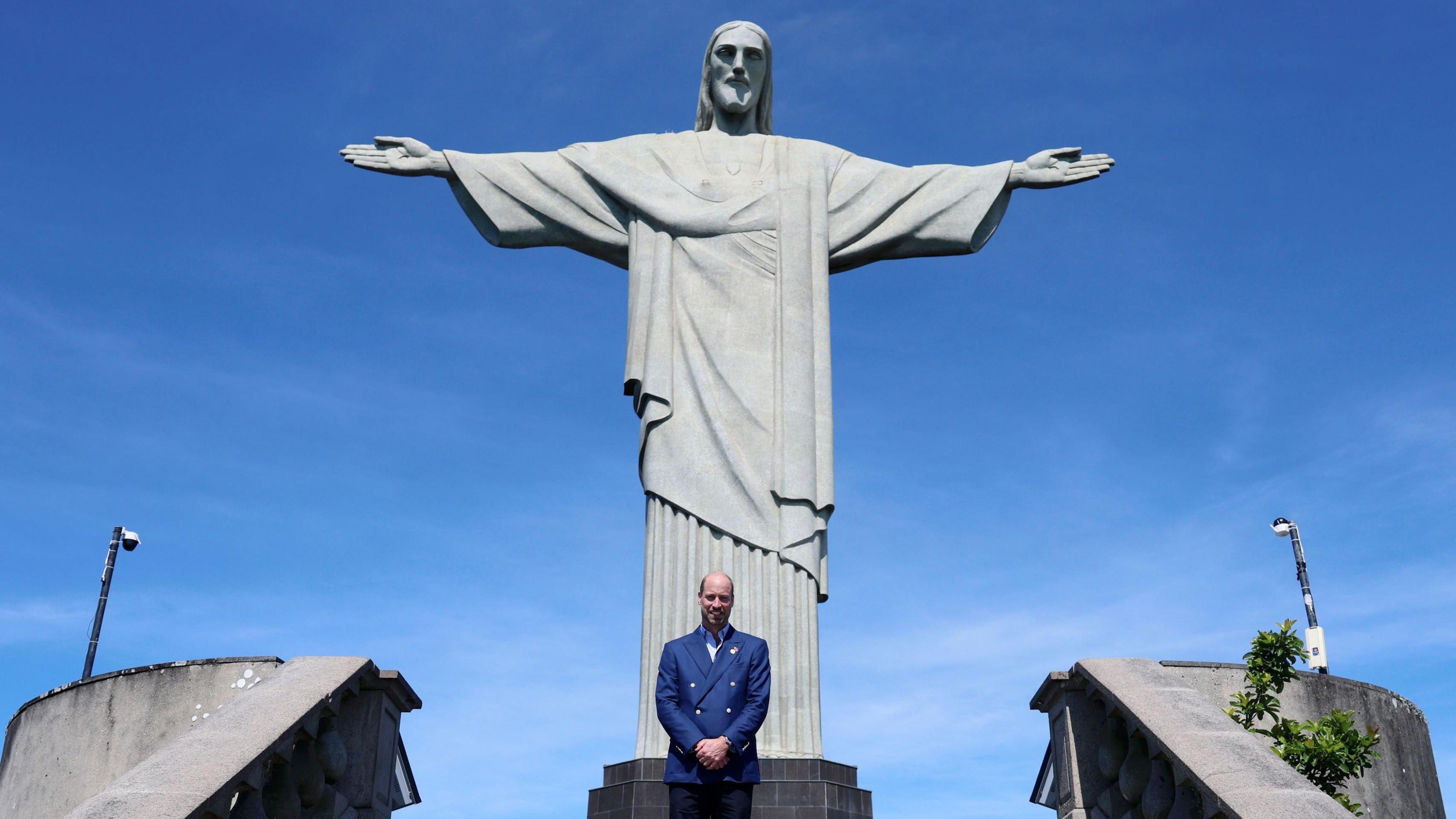 A foto do príncipe William aos pés do Cristo Redentor que imita cena histórica de sua mãe, Diana