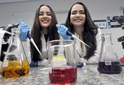 Amanda Fonseca e Lana Milhomen foram aprovadas no doutorado sem a necessidade de cursar mestrado -  (crédito:  Marcelo Ferreira/CB/D.A Press)