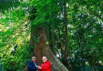 Presidente Lula e o primeiro-ministro de Papua-Nova Guiné, James Marape, sob uma árvore secular no Museu Emílio Goeldi -  (crédito: Ricardo Stuckert / PR)