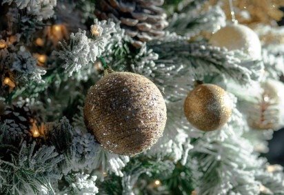 Toques metálicos sutis adicionam elegância e sofisticação sem perder o clima acolhedor do Natal -  (crédito: Divulgação/Freepik)