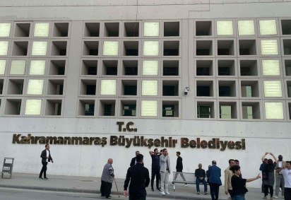 Sede da prefeitura de Kahramanmaras relembra a hora do principal terremoto que devastou a Turquia -  (crédito: Roberto Fonseca) -Sede da prefeitura de Kahramanmaras relembra a hora do principal terremoto que devastou a Turquia -  (crédito: Roberto Fonseca)