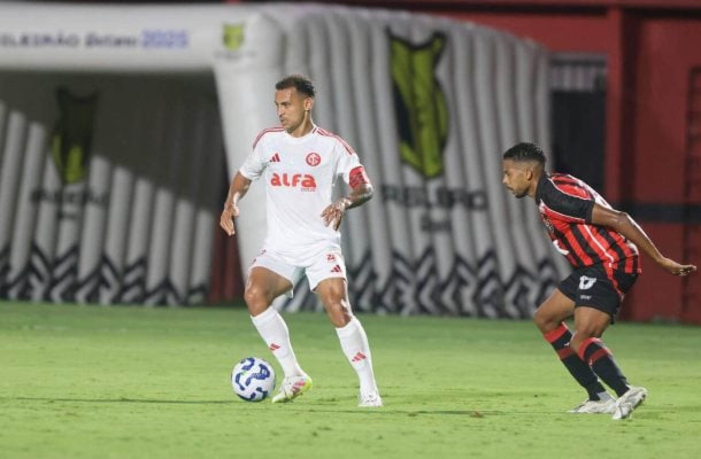 Internacional se complica, perde para o Vitória, que dorme fora do Z4