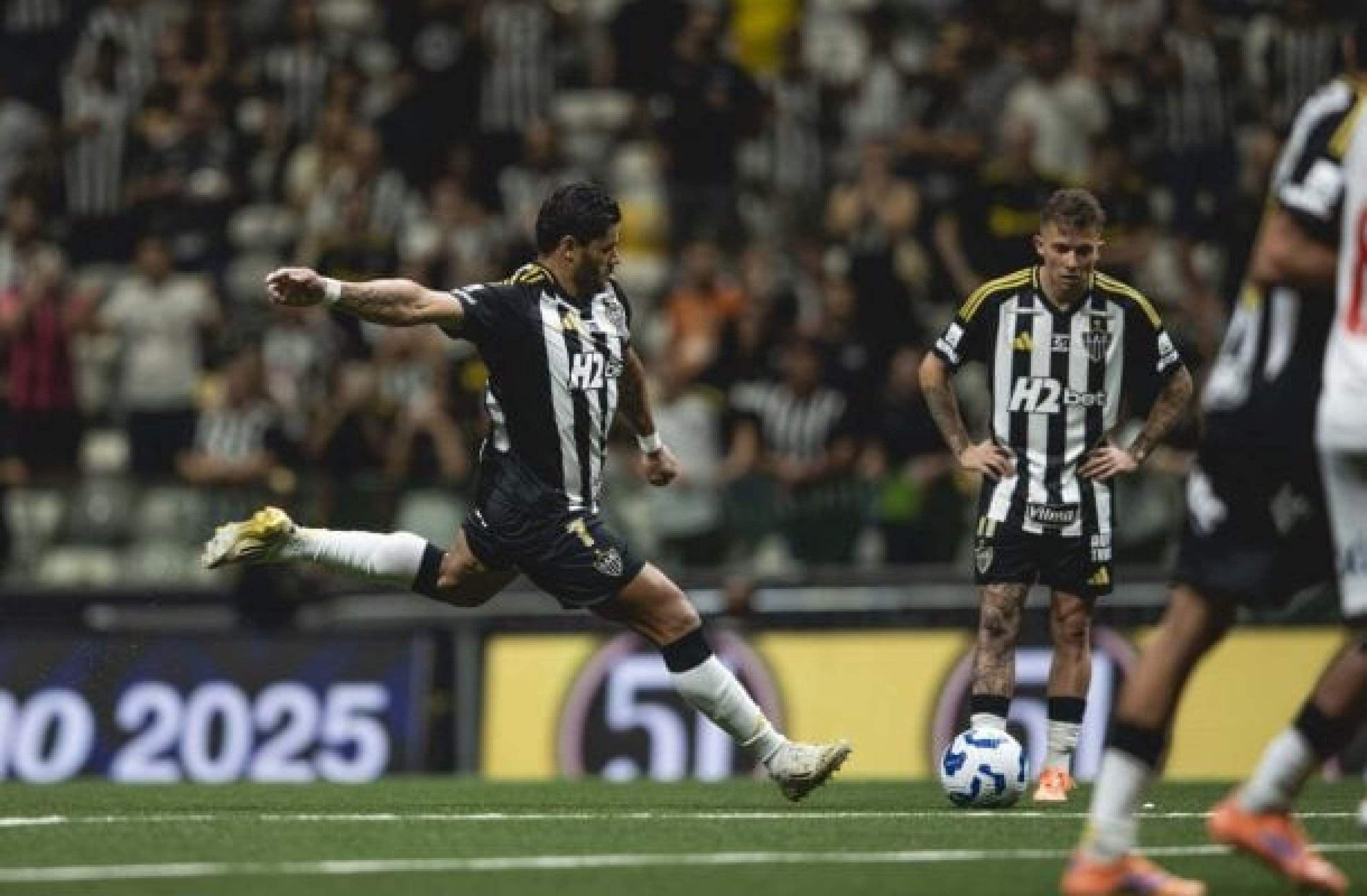 Hulk marca gol 500 e Atlético aniquila Bahia para subir na classificação