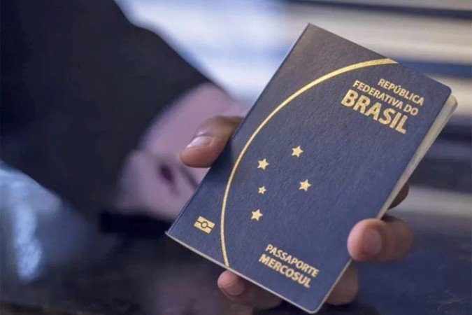 O governo prevê que, só no próximo ano, sejam enviadas notificações para mais de 1,9 milhão de pessoas com o objetivo de lembrar da renovação de seus passaportes - (crédito: Marcelo Camargo/Agência Brasil) O governo prevê que, só no próximo ano, sejam enviadas notificações para mais de 1,9 milhão de pessoas com o objetivo de lembrar da renovação de seus passaportes - (crédito: Marcelo Camargo/Agência Brasil)