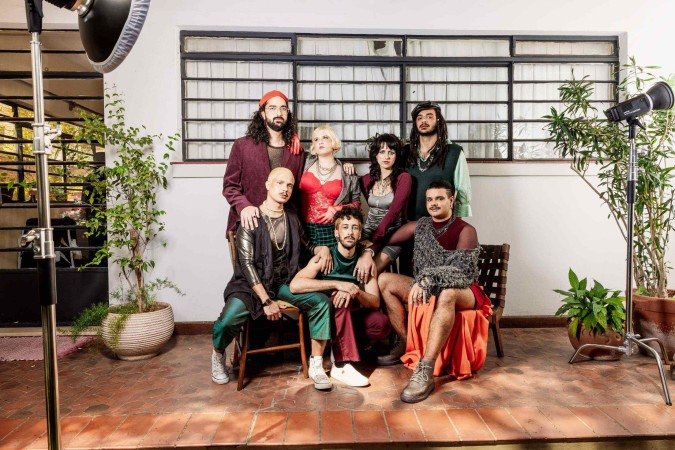 Grupo Abacaxepa, formado por Bruna Alimonda, Rodrigo Mancusi, Carol Cavesso, Vinicius Furquim, Ivan Santarém, Fernando Sheila e Juliano Veríssimo fará sua primeira apresentação em Brasília na Infinu.  -  (crédito: José de Holanda )