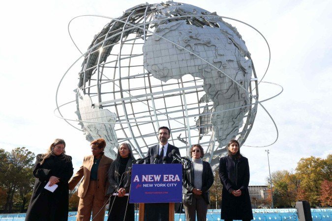Zohran Mamdani (C) apresenta a equipe de transição, formada somente por mulheres, durante pronunciamento no bairro do Queens 