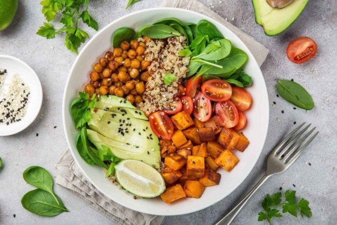 Salada de quinoa, grão-de-bico e vegetais (Imagem: Anna Shepulova | Shutterstock) - (crédito: EdiCase) Salada de quinoa, grão-de-bico e vegetais (Imagem: Anna Shepulova | Shutterstock) - (crédito: EdiCase)