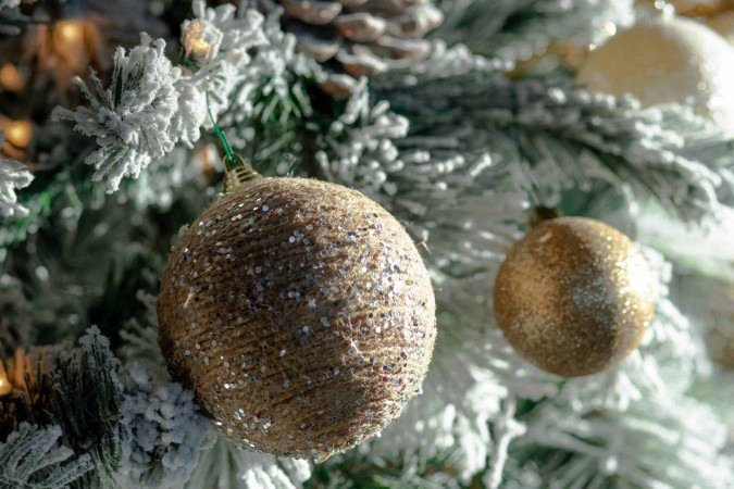 Toques metálicos sutis adicionam elegância e sofisticação sem perder o clima acolhedor do Natal - (crédito: Divulgação/Freepik) Toques metálicos sutis adicionam elegância e sofisticação sem perder o clima acolhedor do Natal - (crédito: Divulgação/Freepik)