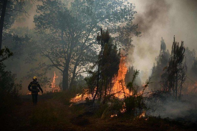 Incêndios florestais de muita gravidade e imensa extensão, como este na França, têm se tornado cada vez mais comuns — e assustadores — na Europa devido às mudanças climáticas - (crédito: AFP) Incêndios florestais de muita gravidade e imensa extensão, como este na França, têm se tornado cada vez mais comuns — e assustadores — na Europa devido às mudanças climáticas - (crédito: AFP)
