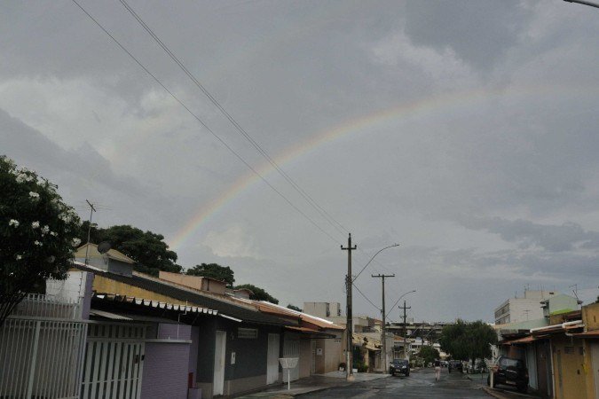 A previsão é de chuvas isoladas ao longo da tarde - (crédito: Minervino Júnior/CB/D.A.Press) A previsão é de chuvas isoladas ao longo da tarde - (crédito: Minervino Júnior/CB/D.A.Press)