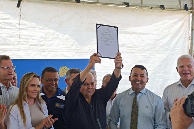 Ibaneis assina ordens de serviço para viaduto e passarela no Jardim Mangueiral -  (crédito: Ana Carolina Alves)