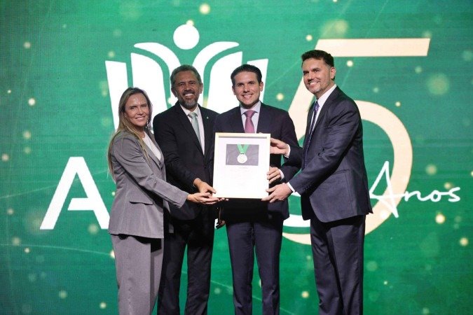 Na foto, os homenageados Hugo Motta, Elmano de Freitas e Celina Leão -  (crédito: Divulgação/AMIES)