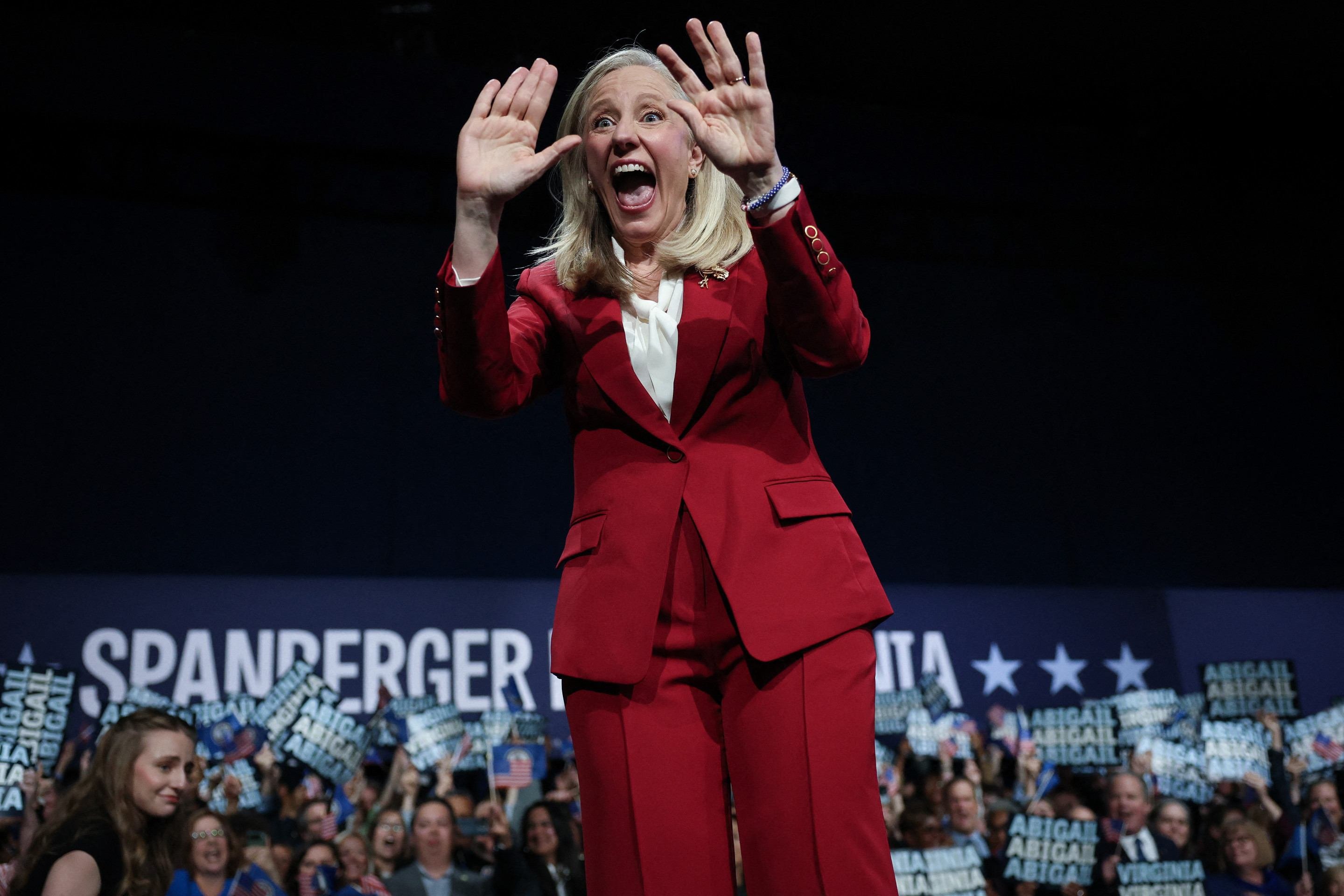 A ex-deputada Abigail Spanberger celebra a vit&oacute;ria para o governo da Virg&iacute;nia, em Richmond 