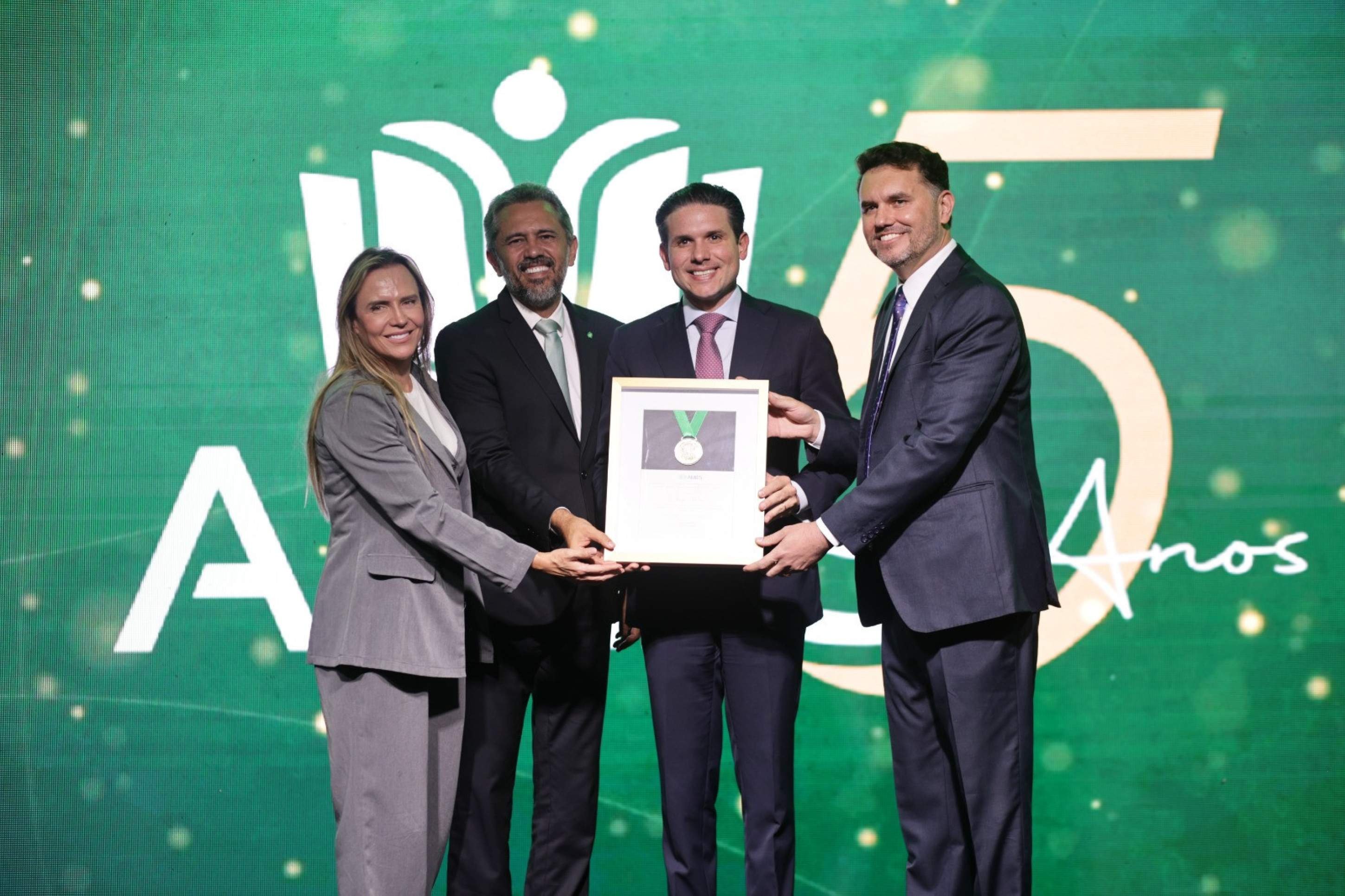 'Antes da segurança pública, vem a educação', diz Celina ao ser homenageada