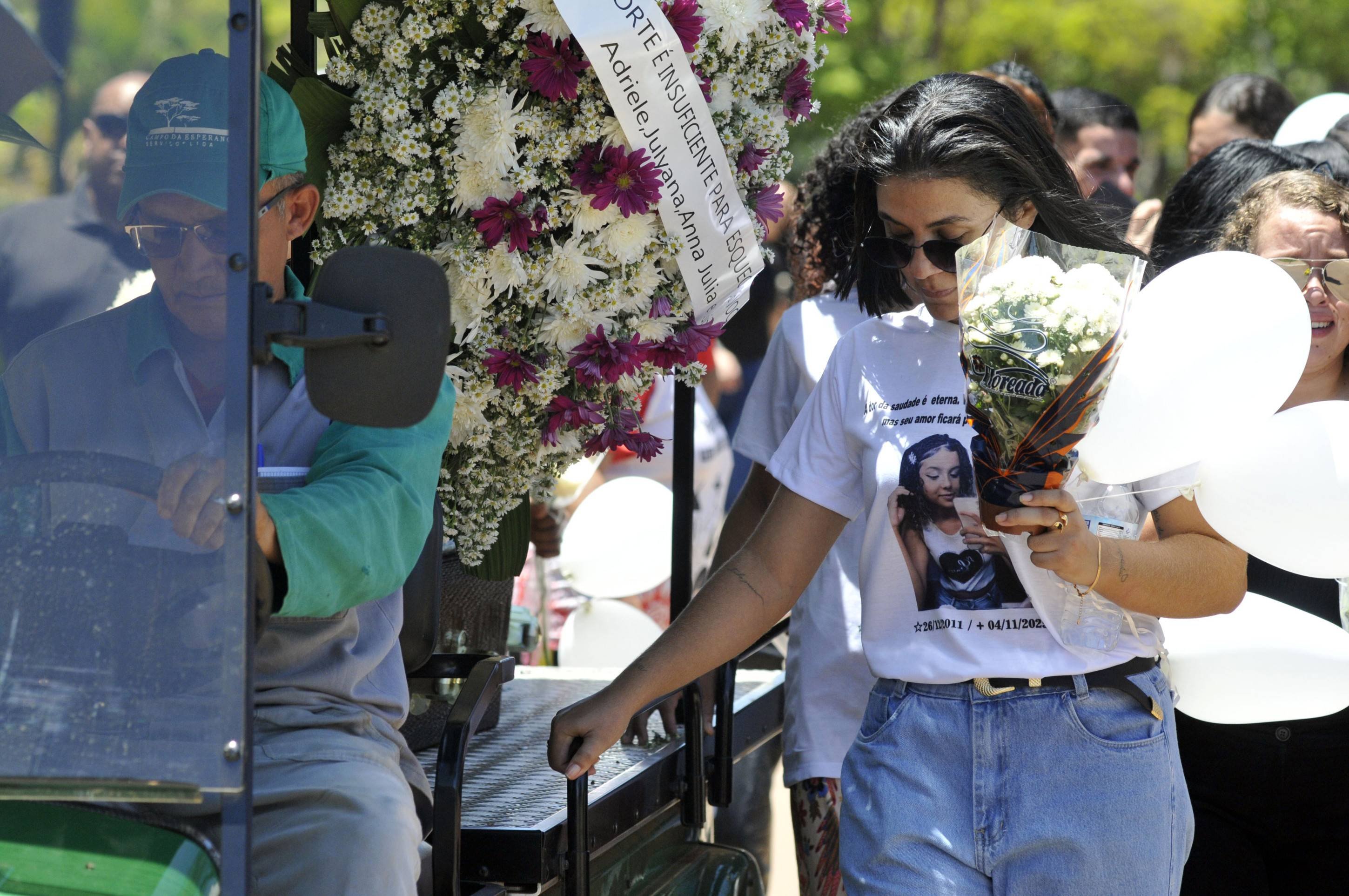  03/11/2025 Cr&eacute;dito: Marcelo Ferreira/CB/D.A Press. Brasil. Bras&iacute;lia - DF -  Cemit&eacute;rio Campo da Esperan&ccedil;a Asa Sul. Enterro de Allany Fernanda, 13 anos,