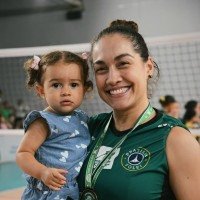 Maia é a mascote da família: carinho da mãe, Jordane, e do pai-coruja, João Sartorelli -  (crédito:  Rogério Guerreiro / Brasília Vôlei)